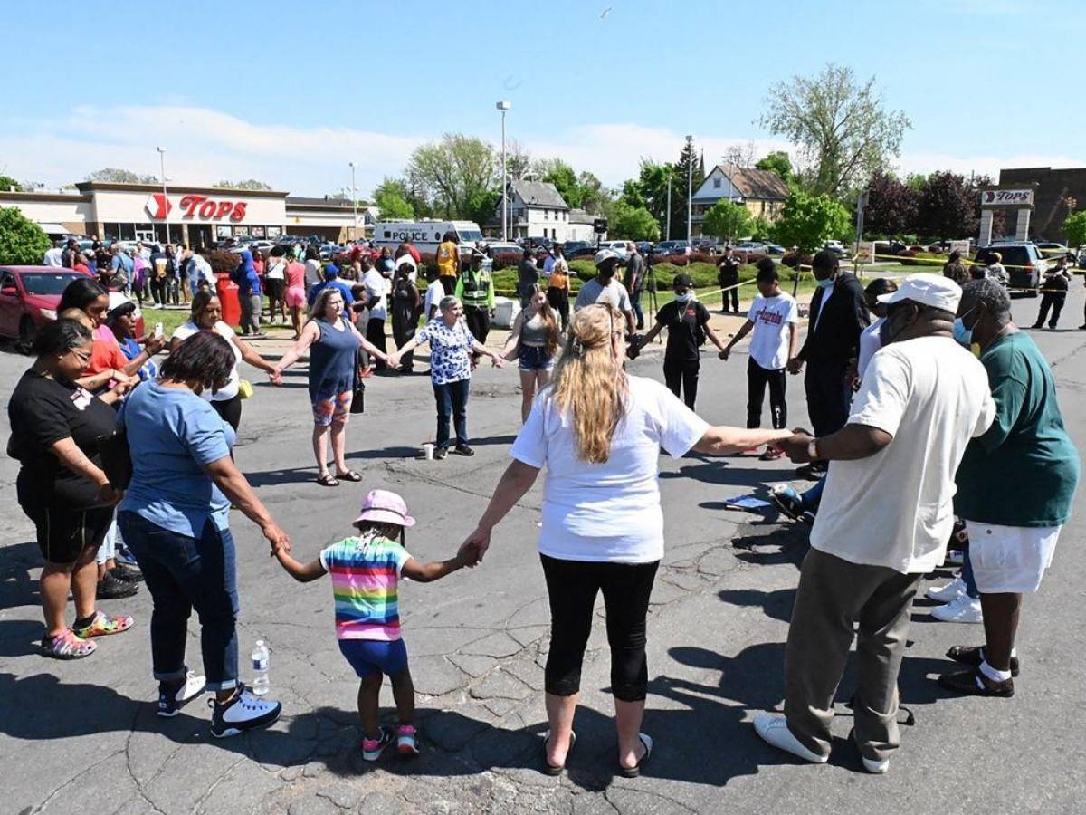 Realizan vigilias en Buffalo tras masivo tiroteo “racista”