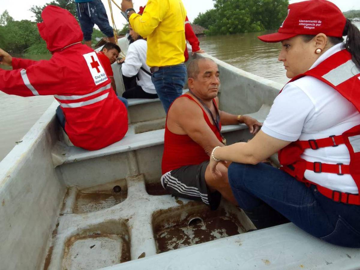 En lanchas fueron trasladados los habitantes de El Cubulero a los albergues.