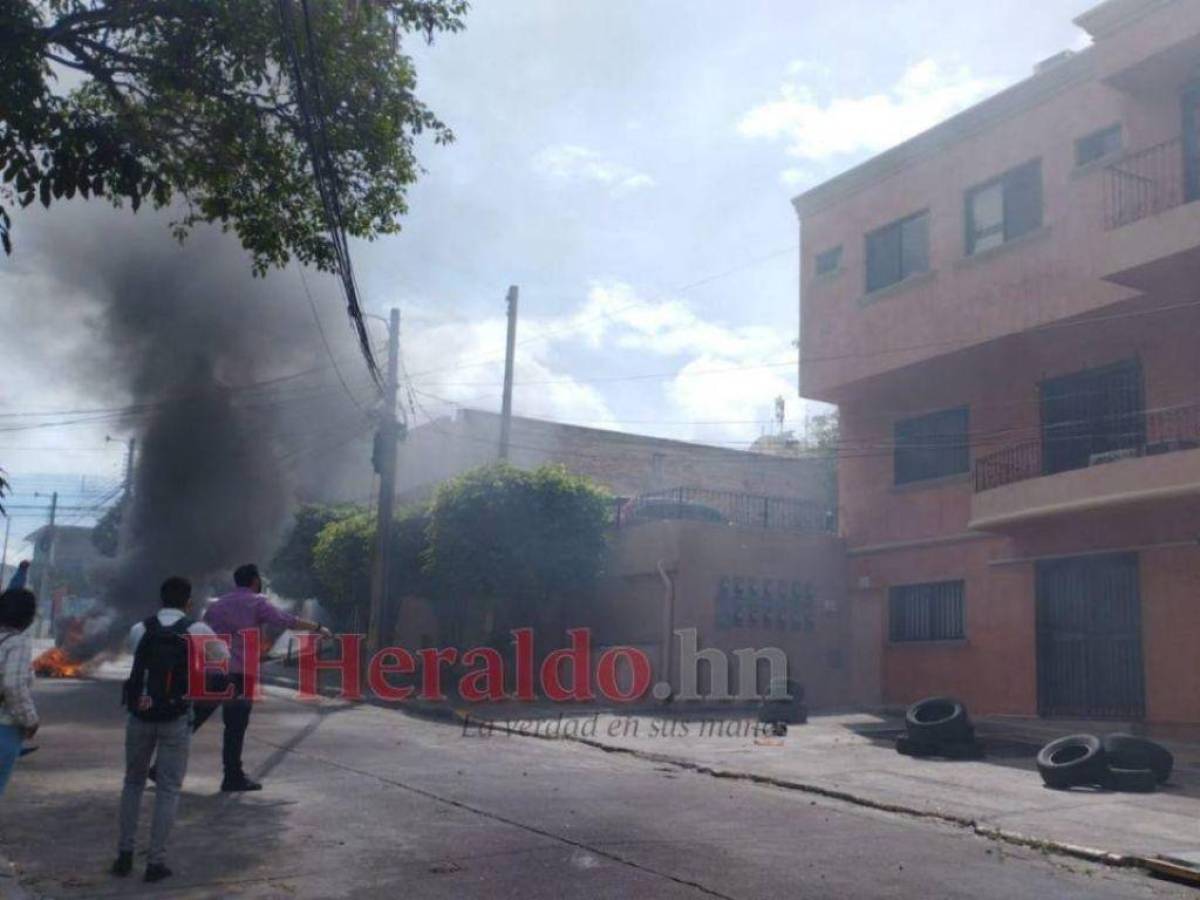 La cámara de EL HERALDO captó al parlamentario el día de la violenta protesta, que dejó atrapados a los empleados de la dependencia.