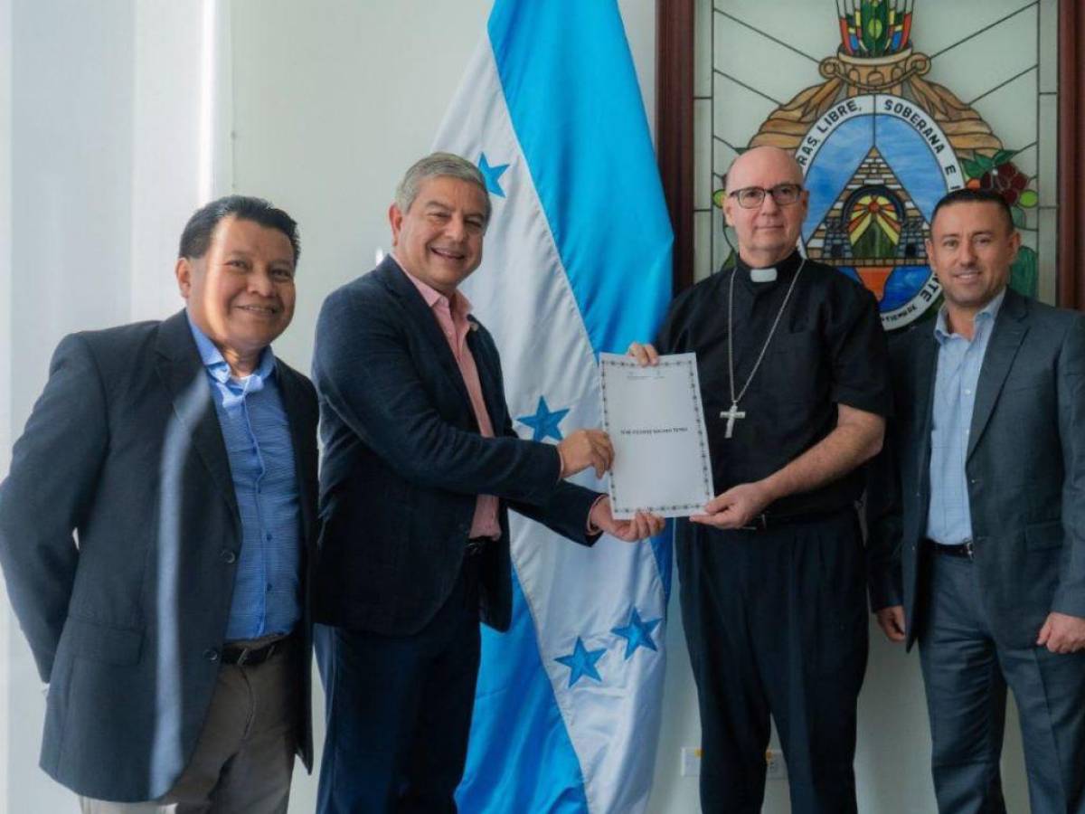 Arzobispo José Vicente Nácher Tatay recibe la nacionalidad hondureña