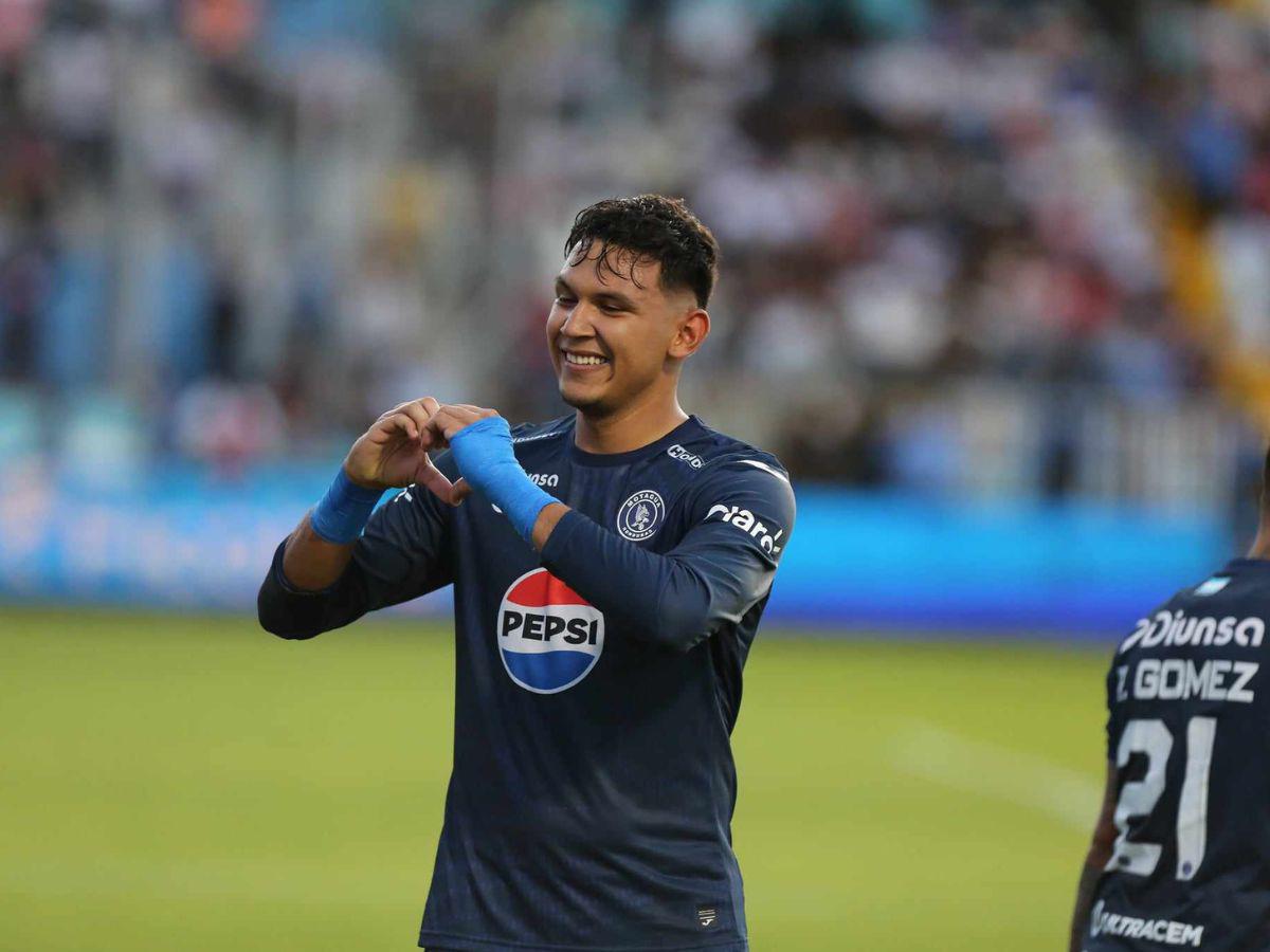 Luis Vega volvió a celebrar un gol en un clásico tras un gran remate de cabeza.