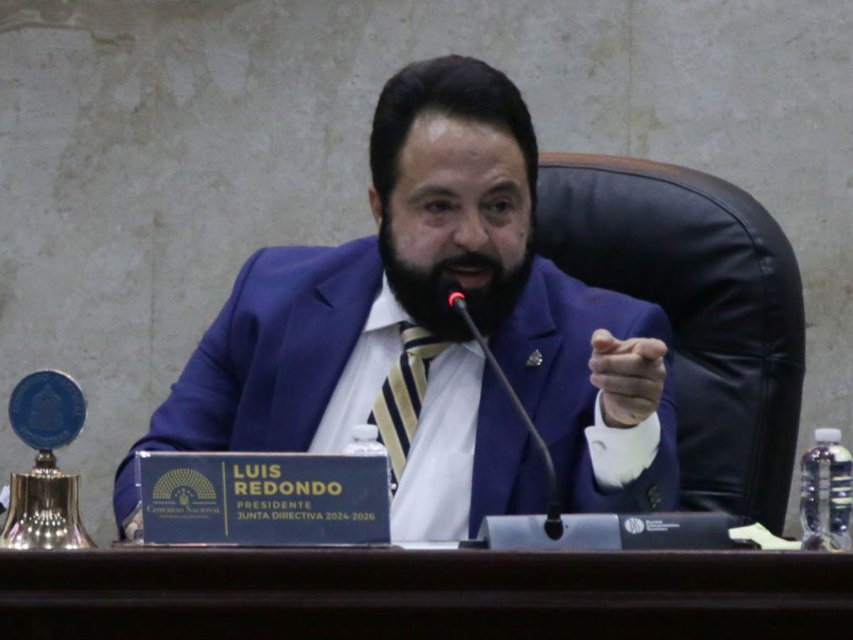 Lanzan botella con agua a Luis Redondo durante sesión en el Congreso Nacional