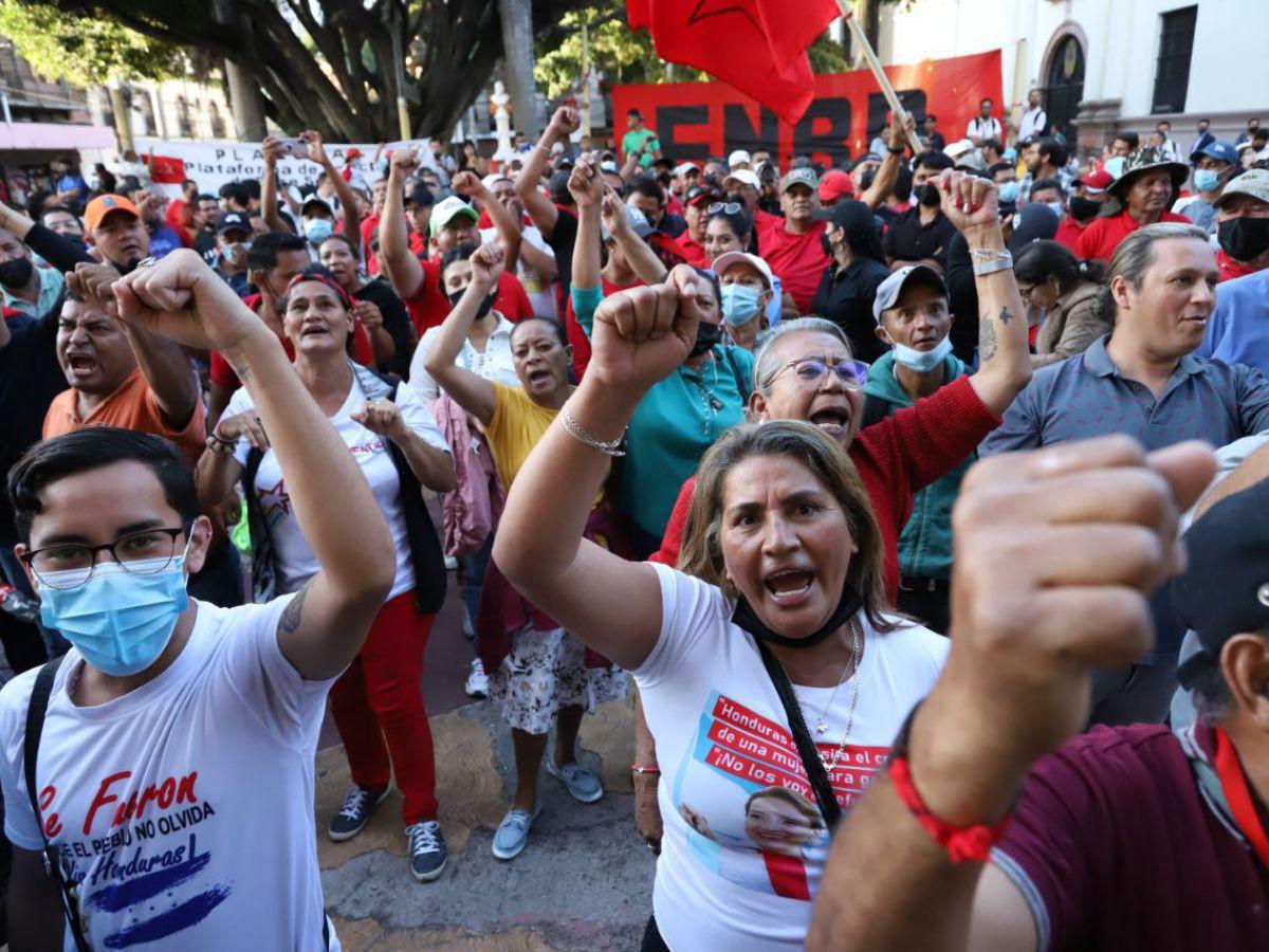 A pesar de los siete anillos policiales, los colectivos de Libre llegaron hasta la parte baja del hemiciclo legislativo, donde agredieron verbalmente a los diputados de la oposición.