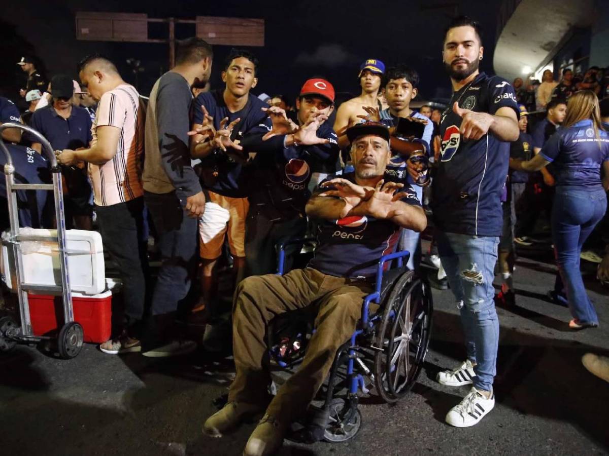 Ambiente final Motagua vs Olimpia: Furor con llegada de las barras y esto pasó con Pedro Troglio