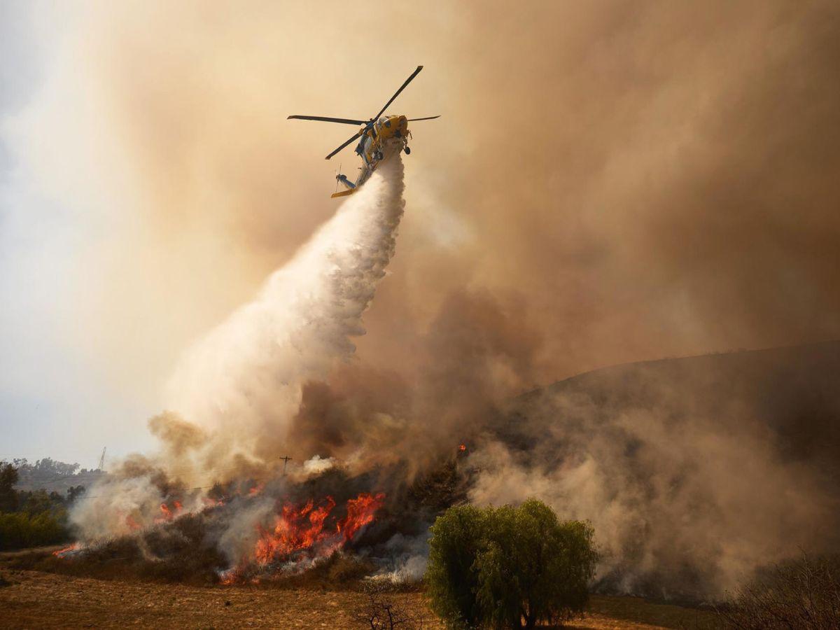 Descontrolado incendio en el noroeste de Los Ángeles consume 10,000 acres