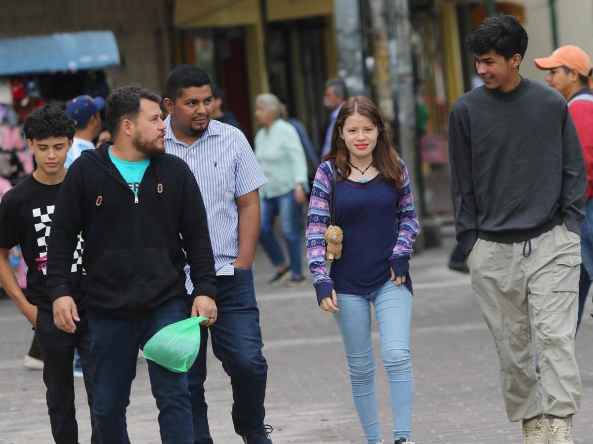 Capitalinos se abrigan ante masa de aire frío con llegada de diciembre