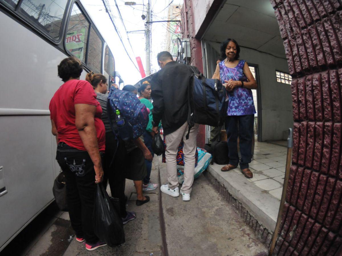 Semana Morazánica: Abarrotadas de viajeros lucen terminales de buses en la capital