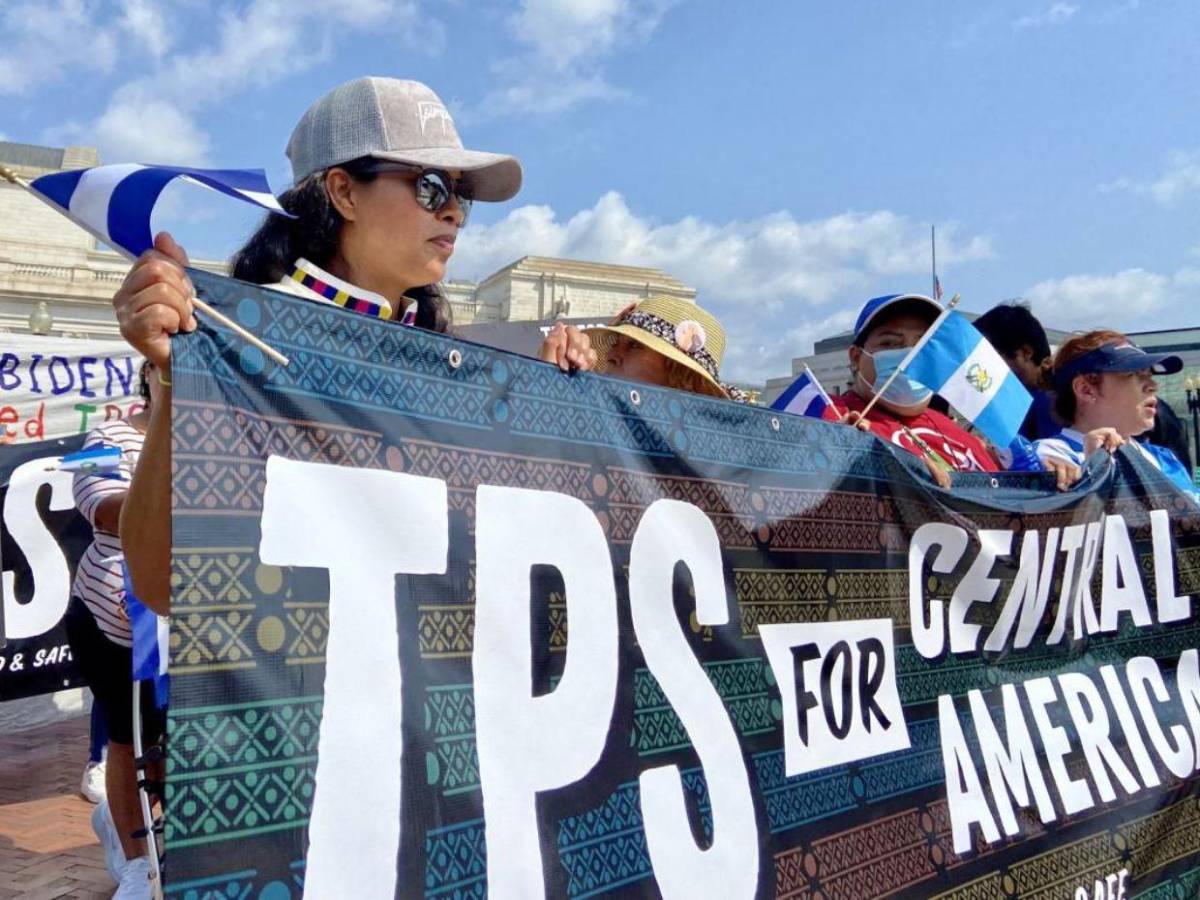 Centroamericanos mantienen la esperanza de que Biden apruebe el TPS esta semana