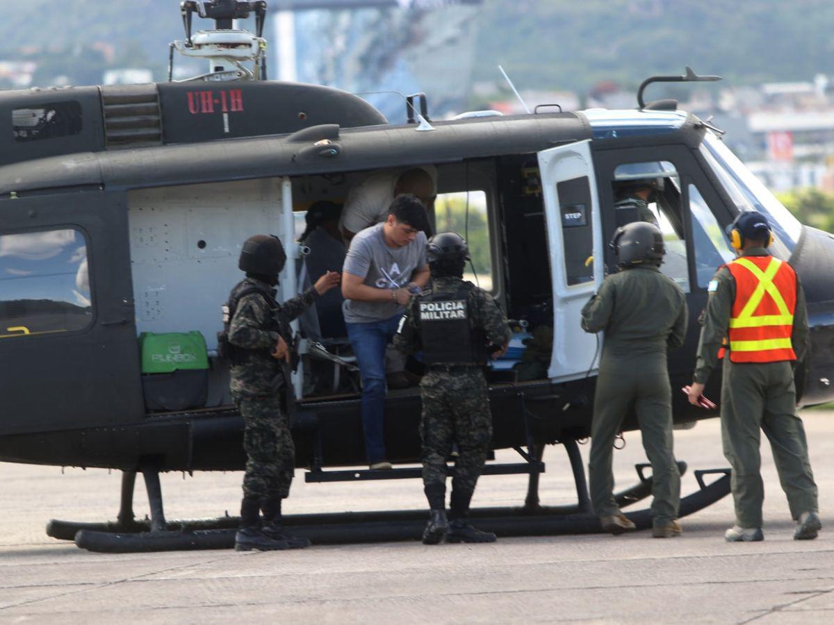 Esposados y en helicóptero, llegan a Tegucigalpa policías y militares acusados de facilitar información a narcos