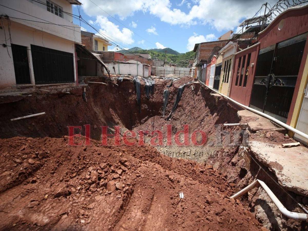 Los residentes del sector dos de Prados Universitarios utilizan una calle alterna para ingresar y salir.