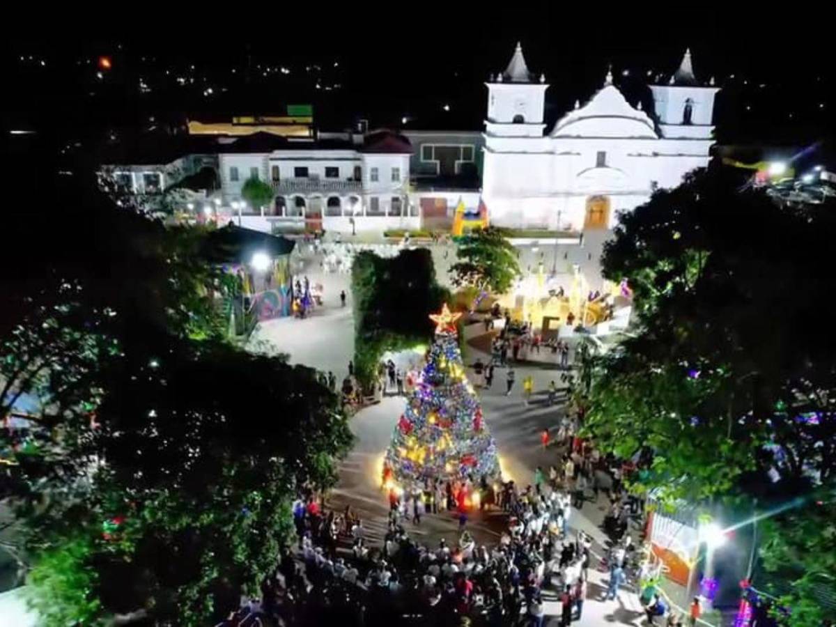 Juticalpa ilumina su plaza central con villa navideña