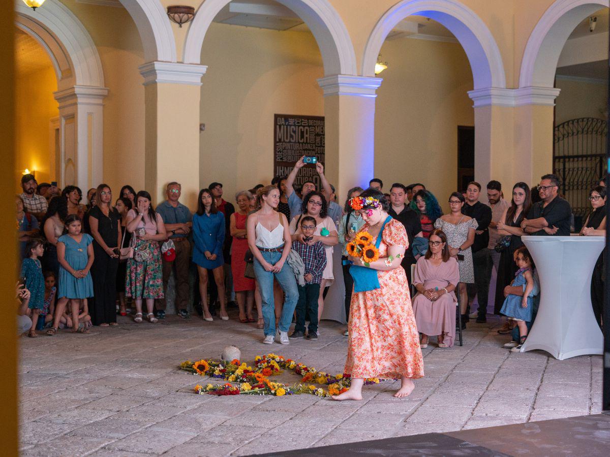 Durante la inauguración de la muestra se ofreció un performance inspirado en la obra del artista.