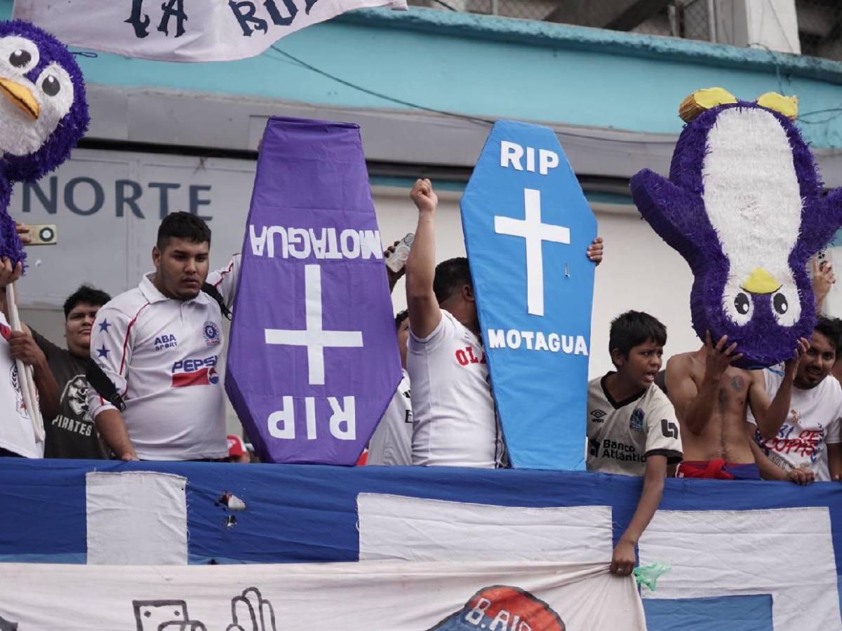 Ultra Fiel se luce en llegada al estadio Nacional para final ante Motagua