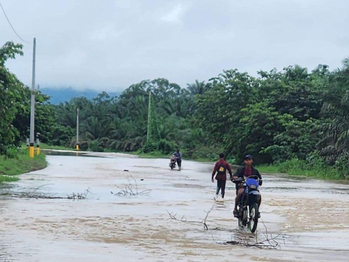 Cerrado el paso entre Tocoa y Trujillo por desborde de río Aguán