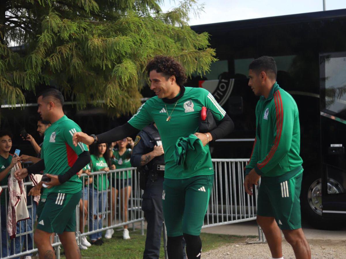 Memo Ochoa saludó sonriente a los hinchas mexicanos que llegaron al entrenamiento.