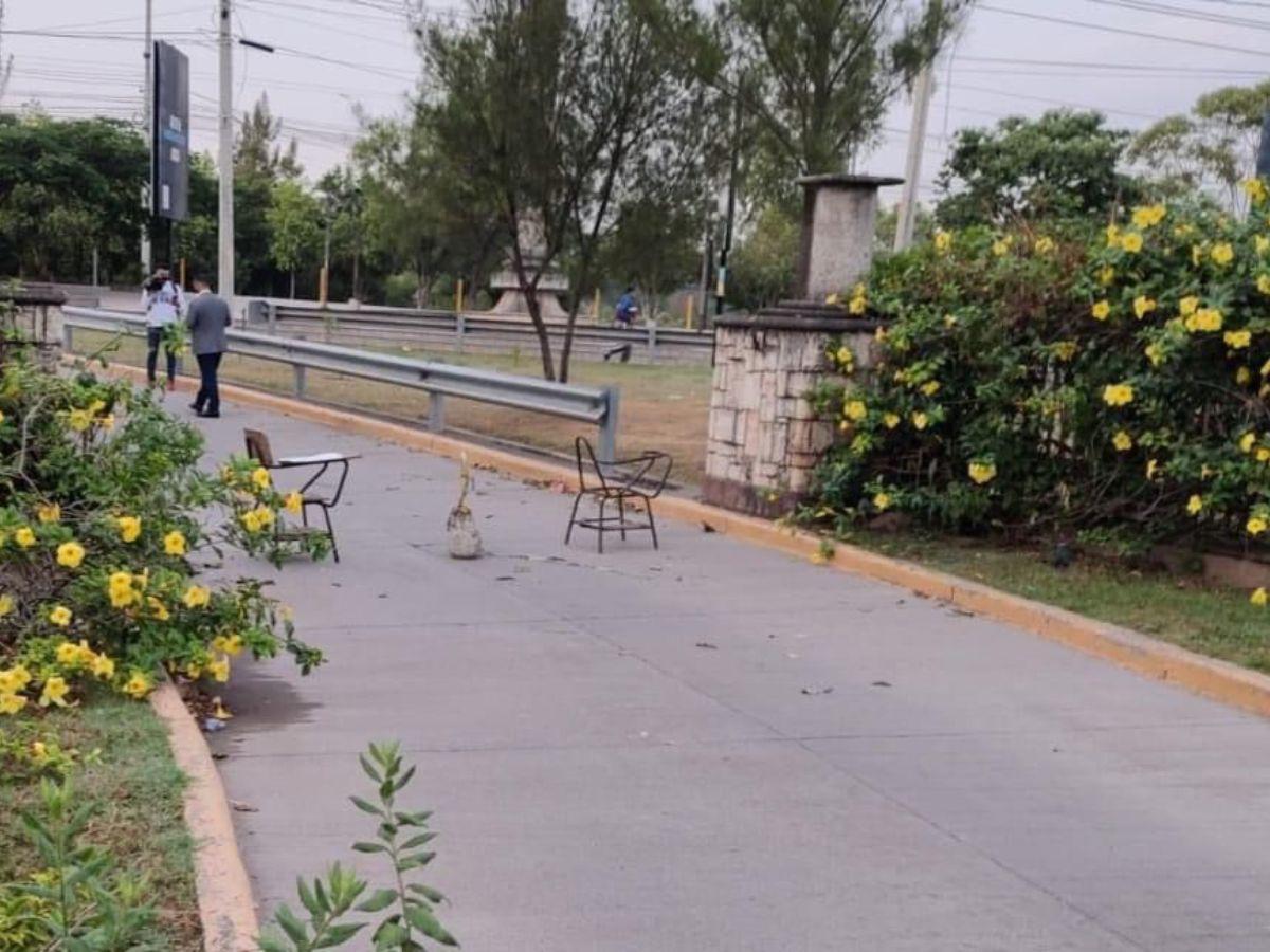 Debido a que los portones fueron retirados, los estudiantes optaron por bloquear los accesos con pupitres y palos.