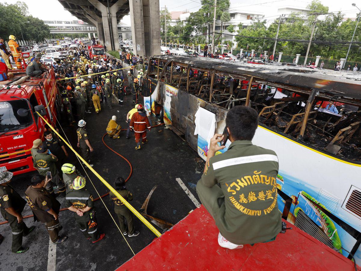 Excursión escolar termina en tragedia: al menos 23 muertos deja incendio de bus en Tailandia