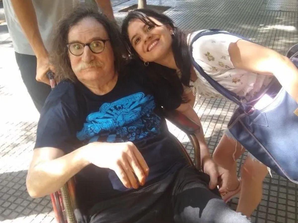 Charly García reaparece en silla de ruedas: esto es lo que se sabe sobre su estado de salud