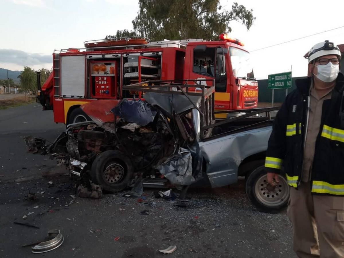 Así quedaron ambos automotores, destruidos, evidenciando que los conductores sufrieron lesiones mortales.