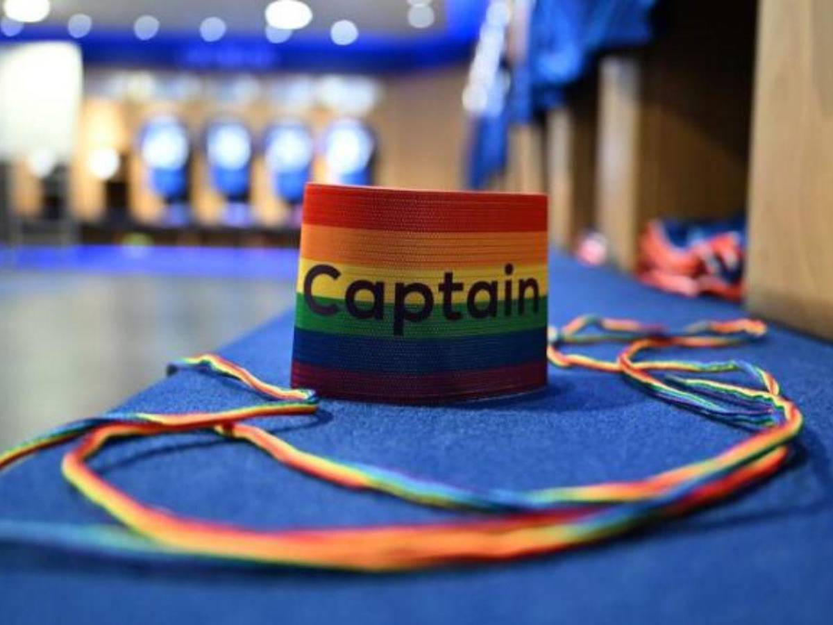 Capitanes de la Premier League causan polémica por brazaletes pro-LGBTQ