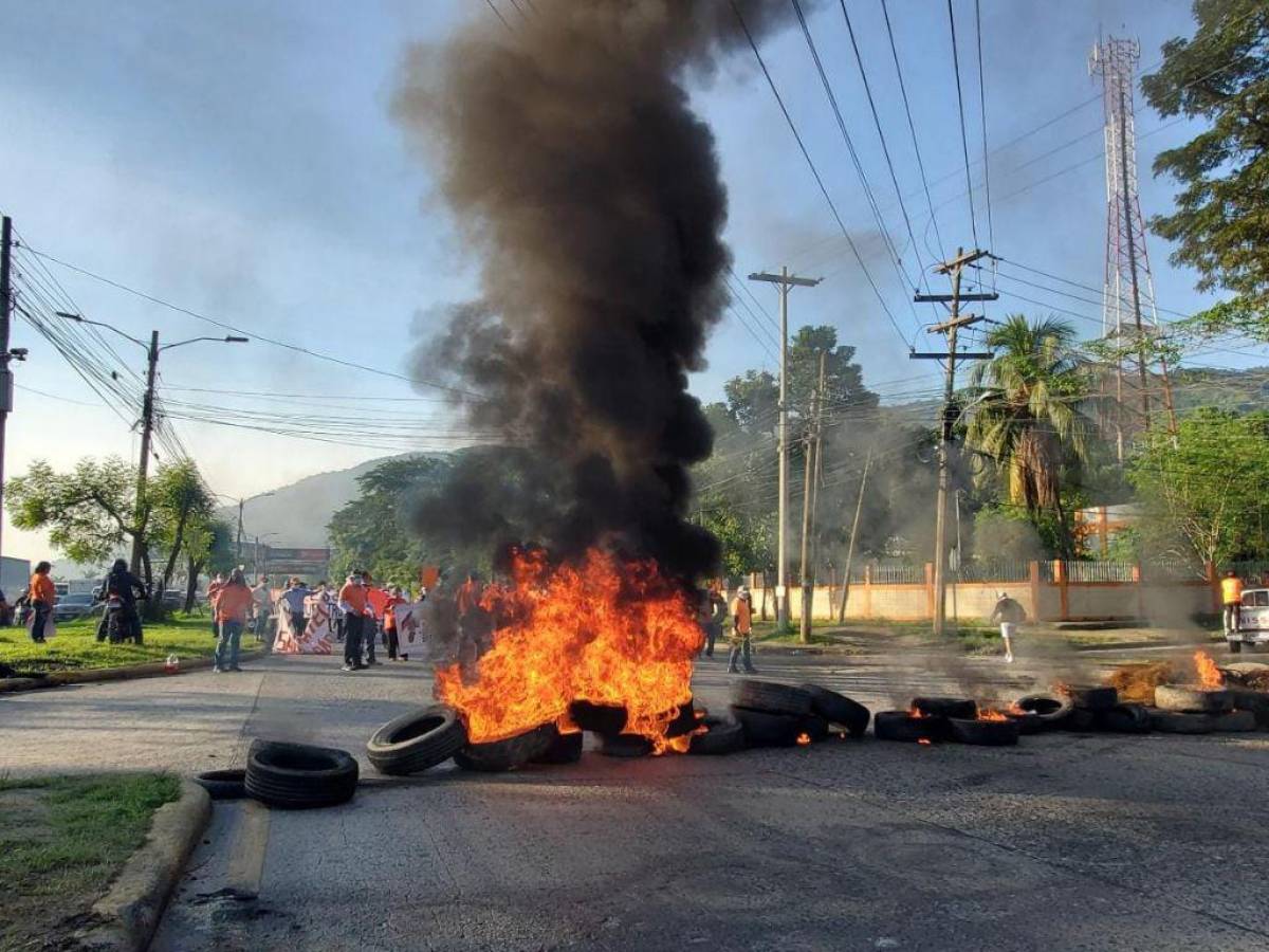 Con llantas incendiadas, los empleatodos bloquearon las calles de varios puntos del país.