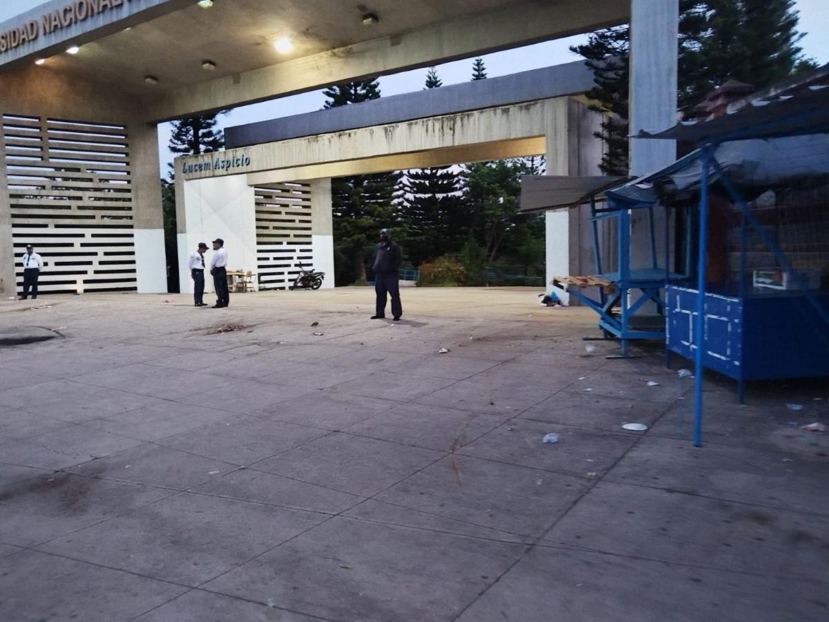 UNAH amanece sin portones; manifestantes se toman edificios