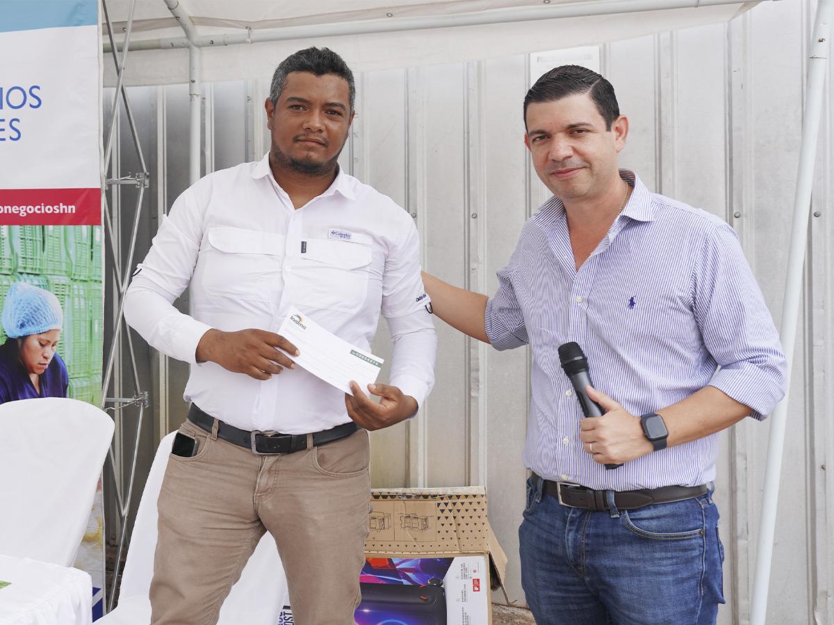 <i>Momento de orgullo: Entrega de certificados a los agricultores destacados.</i>