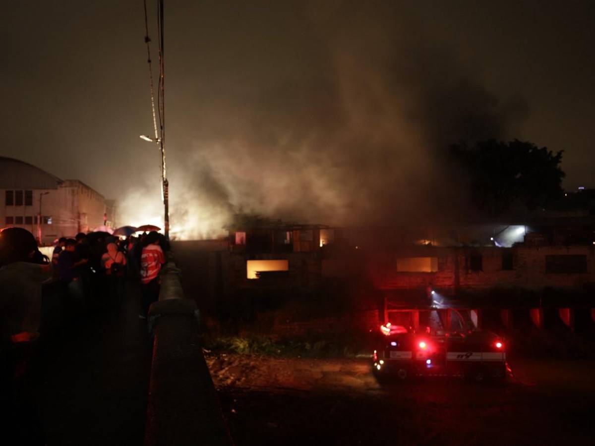 El cansancio entre bomberos tras horas de lucha contra incendio en mercado Las Américas