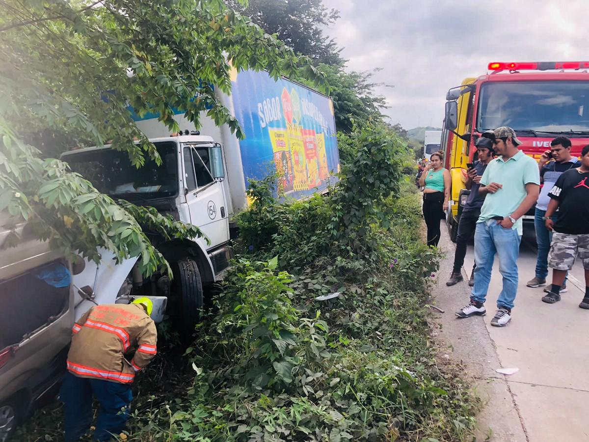 Al menos nueve heridos tras accidente entre camión y bus en Copán