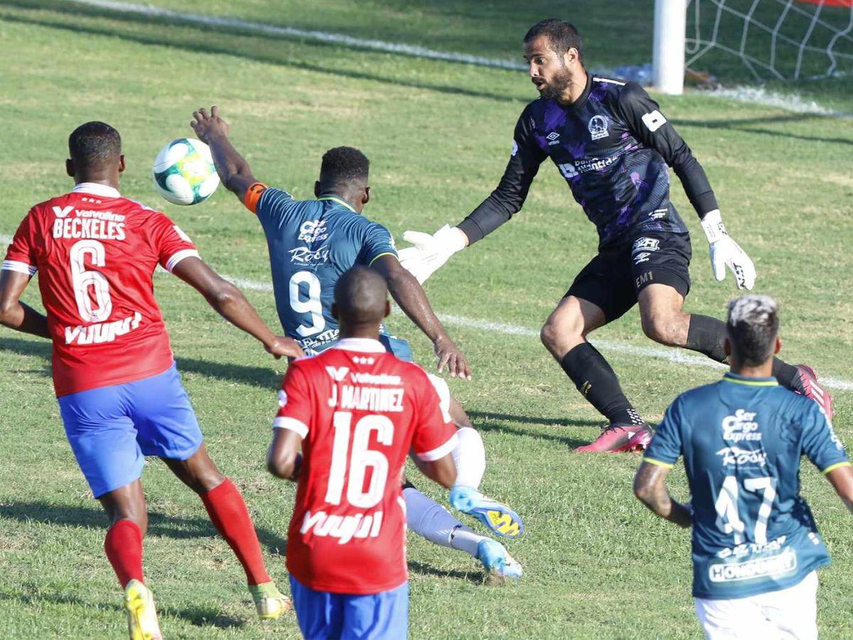 El capitán Clayvin Zúniga estuvo cerca de marca el primer gol, pero Menjívar logró salvar al fondo.