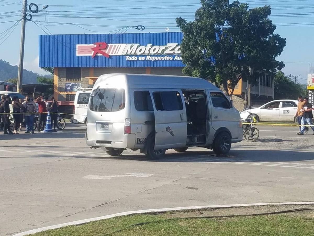 Matan a dos personas dentro de un microbús en gasolinera de San Pedro Sula