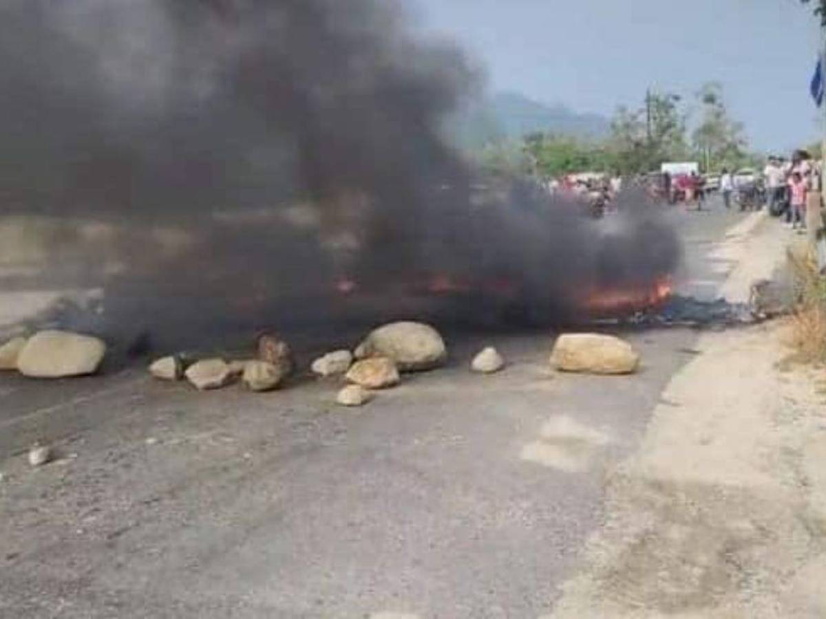 Por constantes apagones de energía, vecinos se toman carretera en Cortés