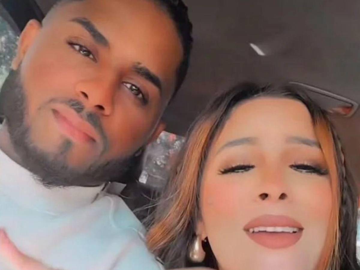 Mujer se besa con Romeo Santos en concierto y su esposo le pide el divorcio