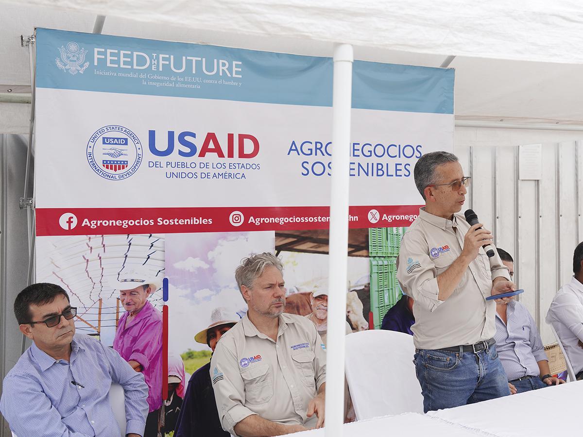 <i>Representantes de Agronegocios Sostenibles dando apertura a la reunión de los actores clave del sector agroalimentario en el Agroparque.</i>