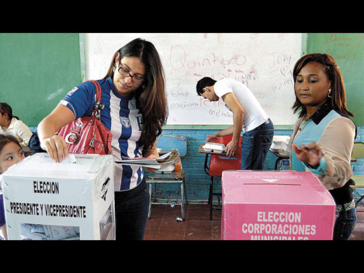 Dos hondureñas mientras ejercieron el sufragio en las elecciones de 2021.