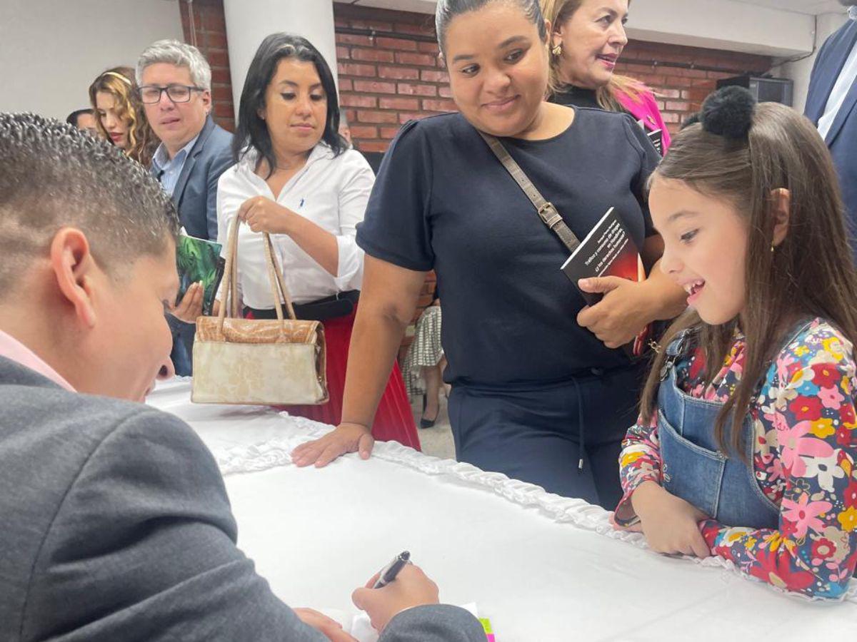 Tras la presentación del libro, se realizó una jornada de firma de autográfos.