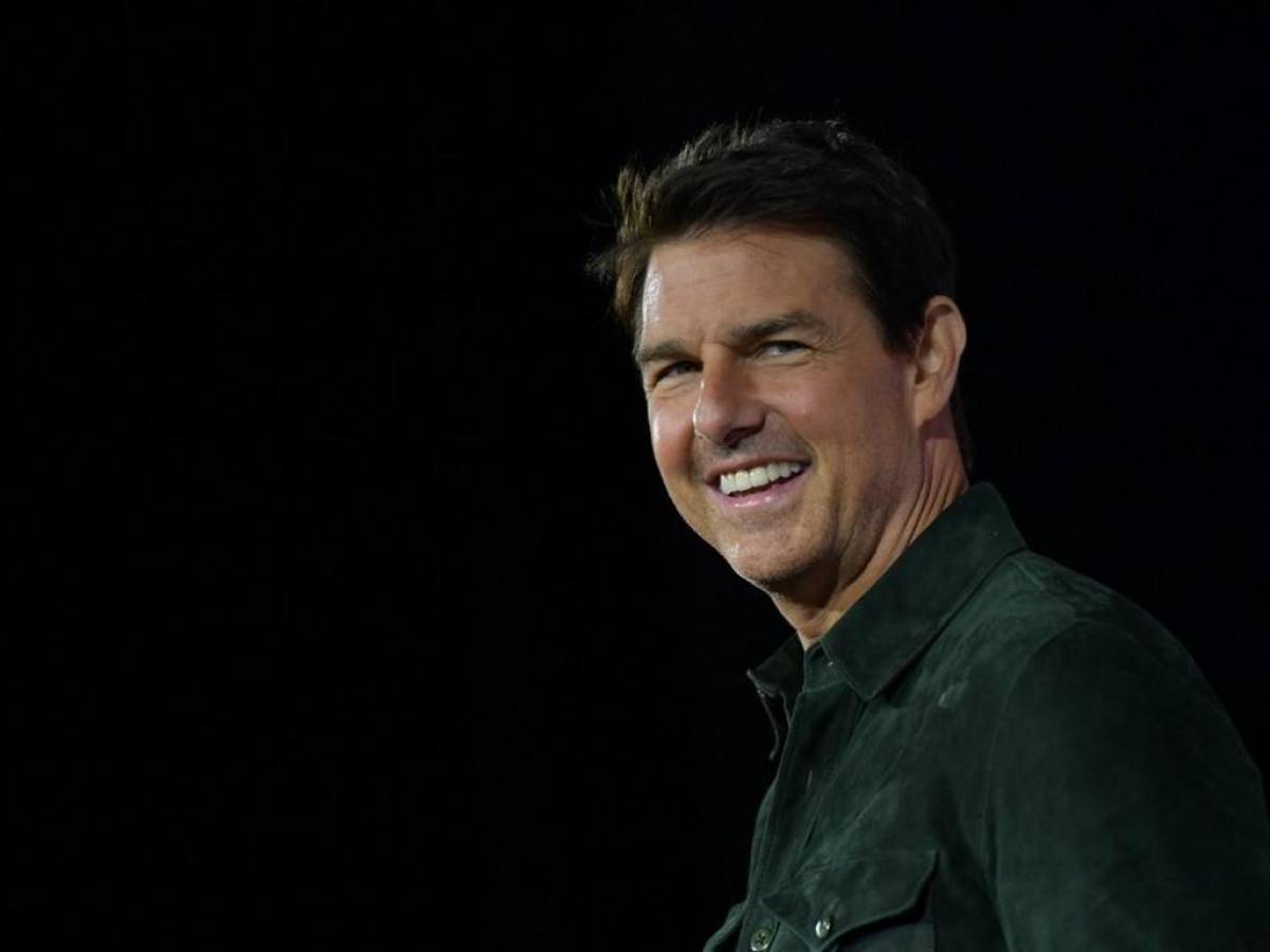 Tom Cruise presenta secuela de Top Gun desde el fuselaje de un avión en vuelo