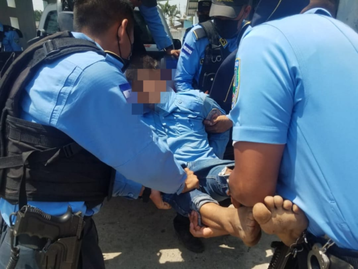 Ambas personas fueron encontrados vistiendo parte del uniforme policial.