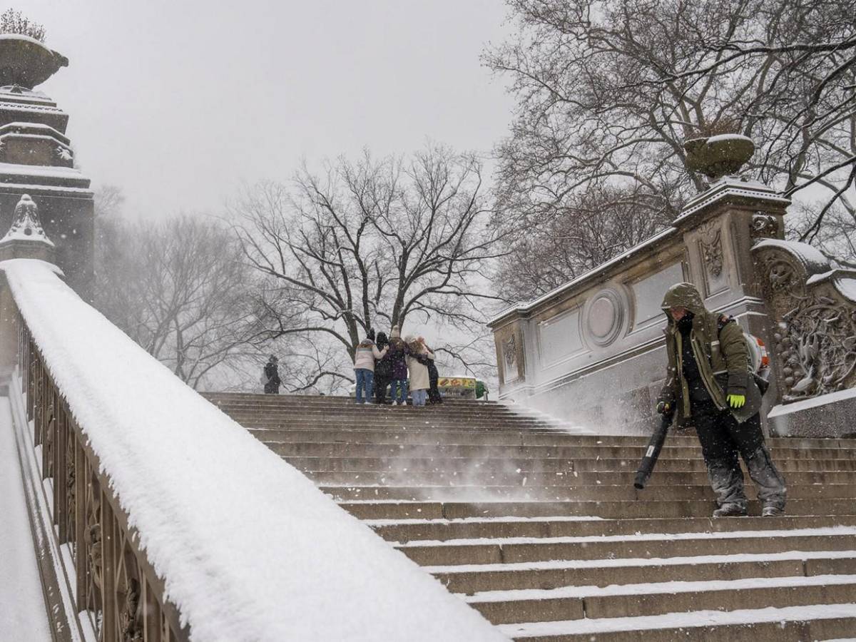 Tormenta de nieve en EUA deja impresionantes imágenes en Nueva York