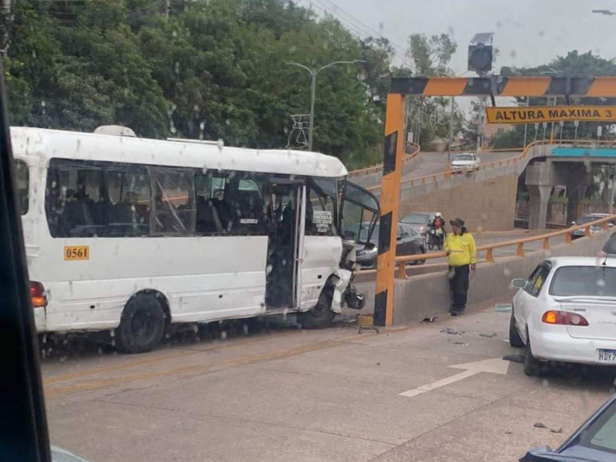 Bus “rapidito” choca en puente desnivel, a la altura de la Kennedy