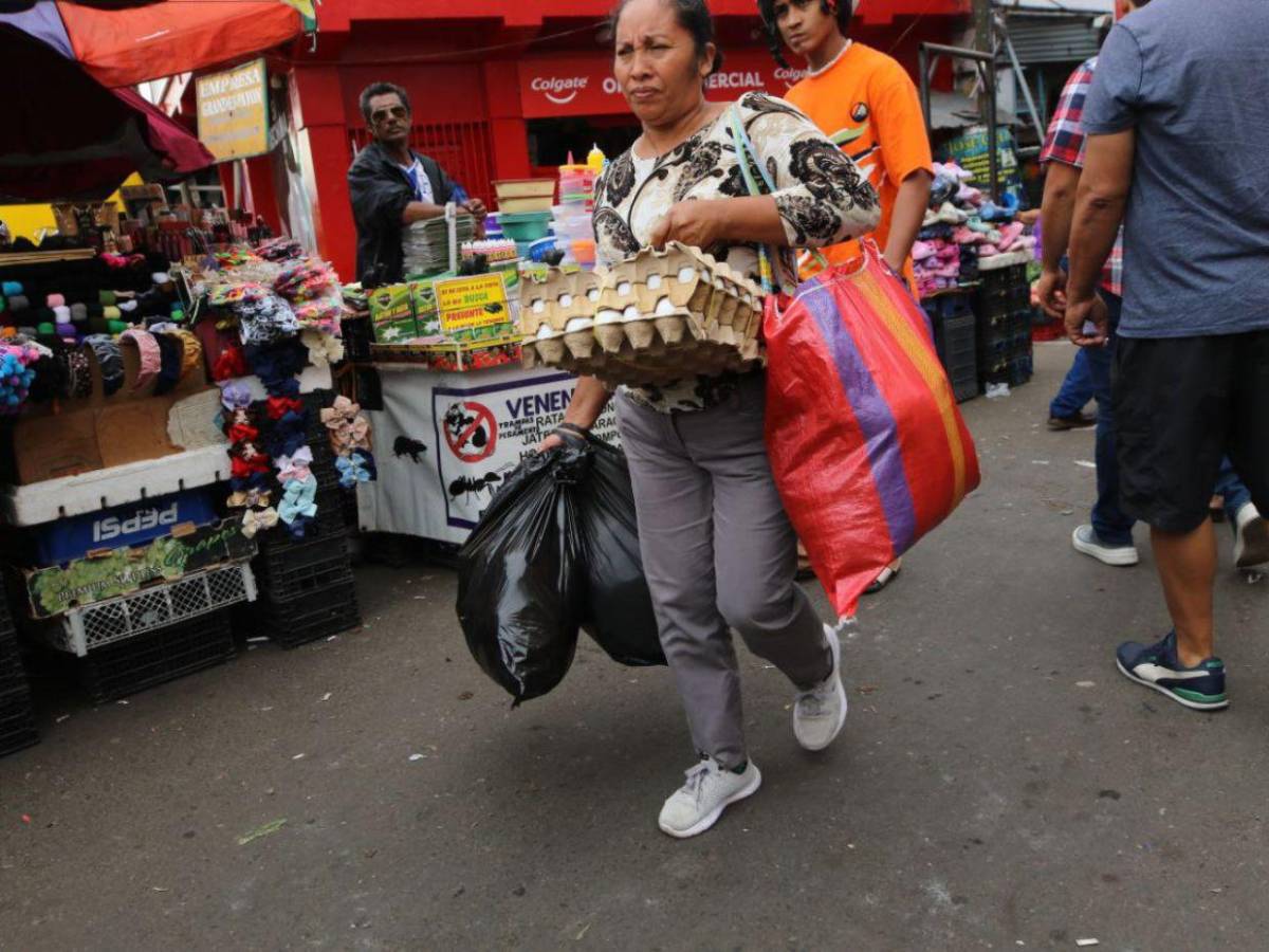 El mercado Zonal Belén abarrotado por las compras de fin de año