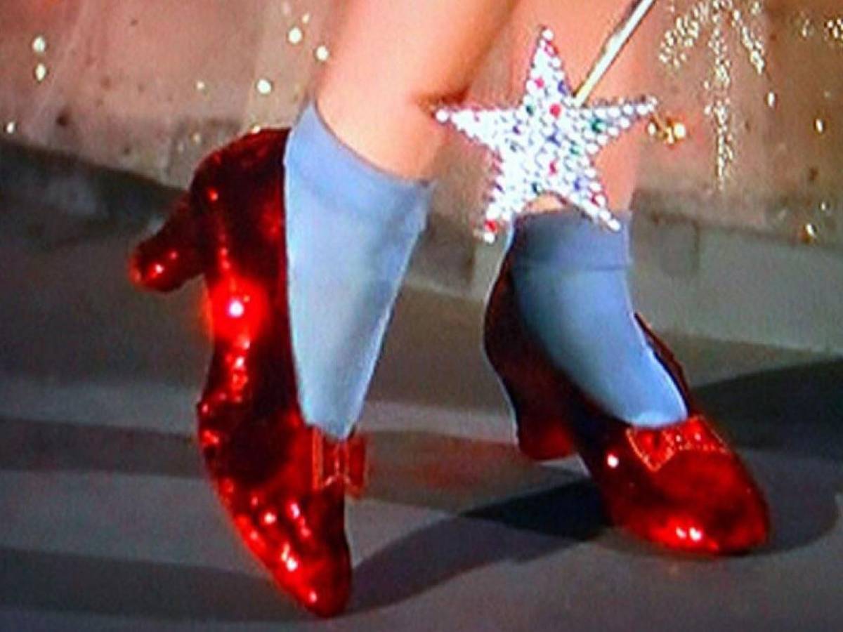 De seda y lentejuelas, subastan los zapatos rubí de Dorothy de El Mago de Oz