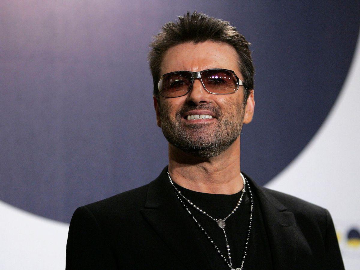 El legendario George Michael, quien falleció en 2016 a la edad de 53 años. Se dijo que la causa de muerte fue una falla cardíaca.