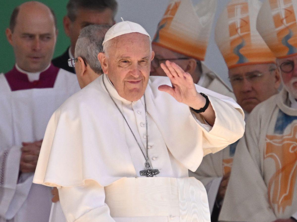 El papa insta a Hungría a abrir las puertas a los migrantes