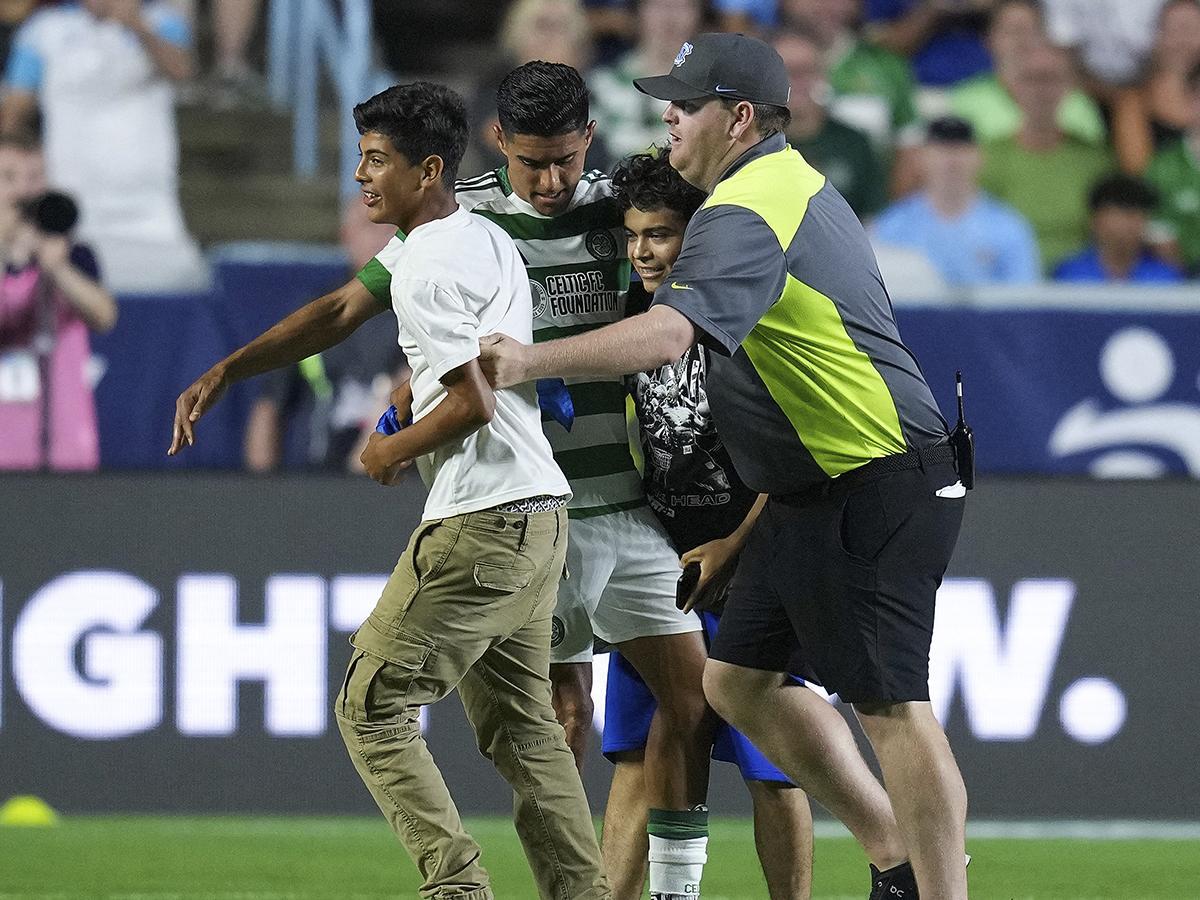 Luis Palma es sorprendido por técnico del Celtic tras triunfo ante Manchester City