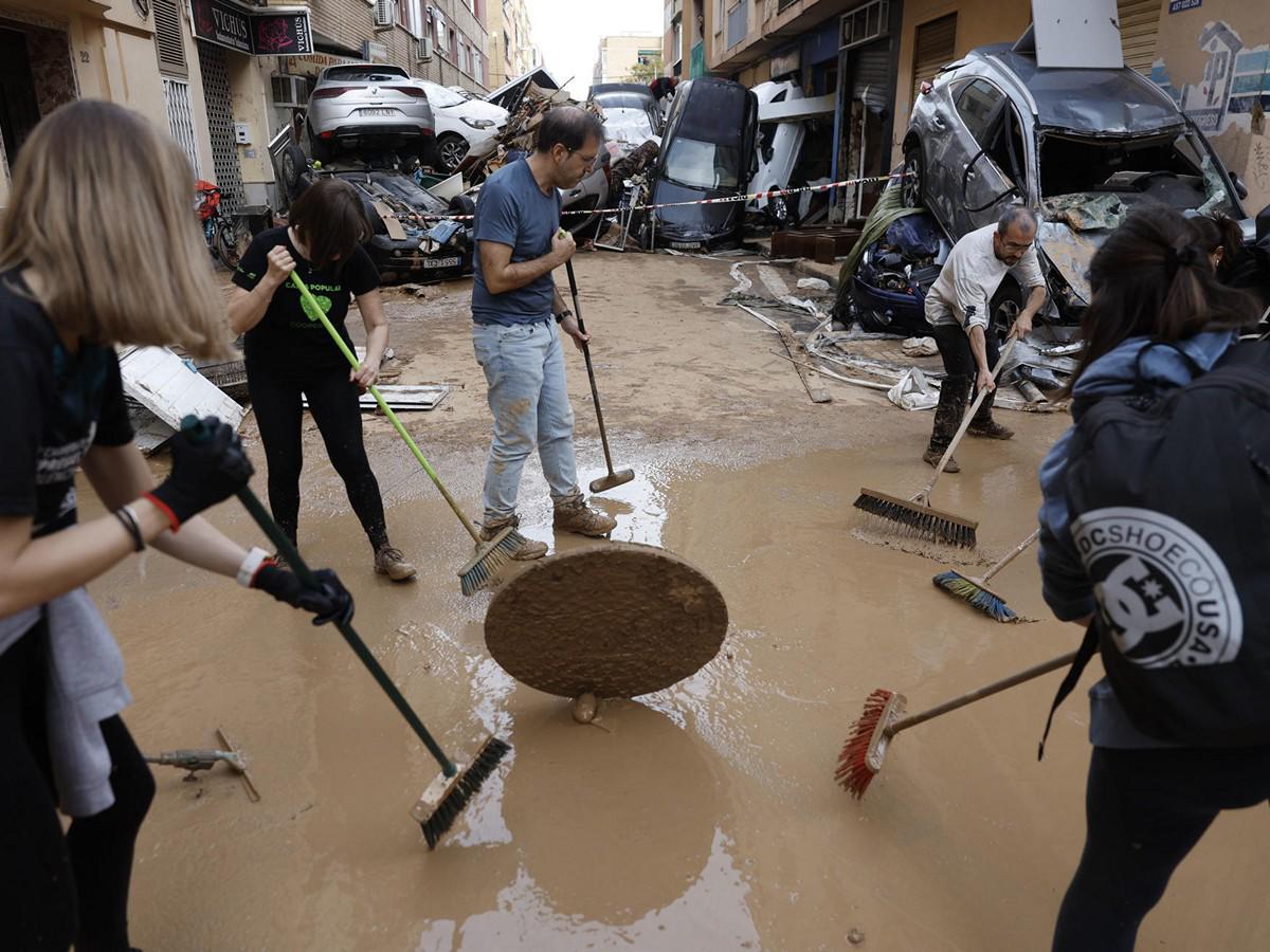 Cientos de voluntarios trabajan en la limpieza y búsqueda de desaparecidos en Valencia