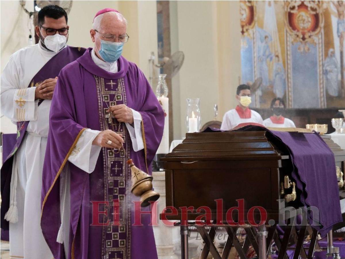 Su mentor, el padre Ángel Garachana haciendo el rito del incienso.