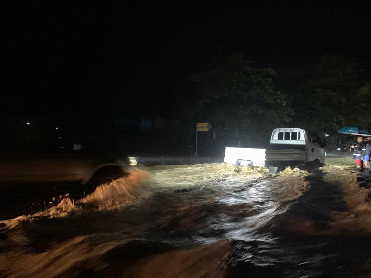 Cientos de afectados y zonas incomunicadas en norte de Honduras por tormenta tropical Sara