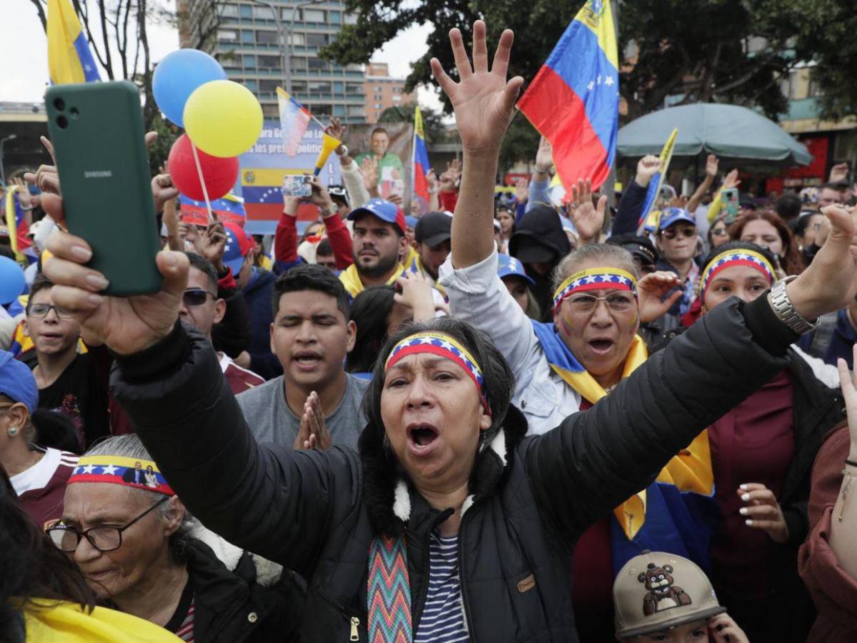 Del mundo a Caracas, protestas presionan régimen de Maduro a un día de toma de posesión