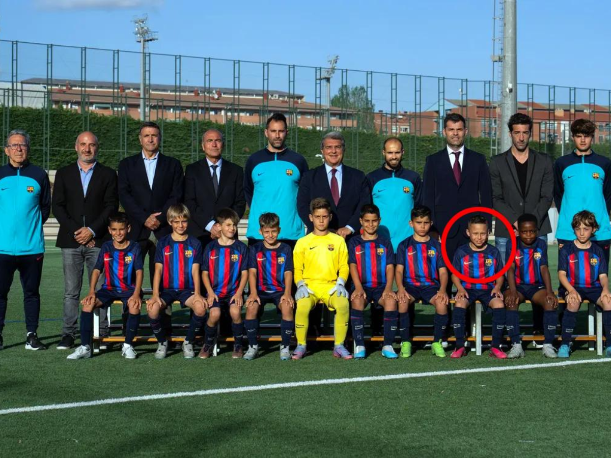 El futbolista hondureño en la foto oficial de su categoría en compañía de Joan Laporta.